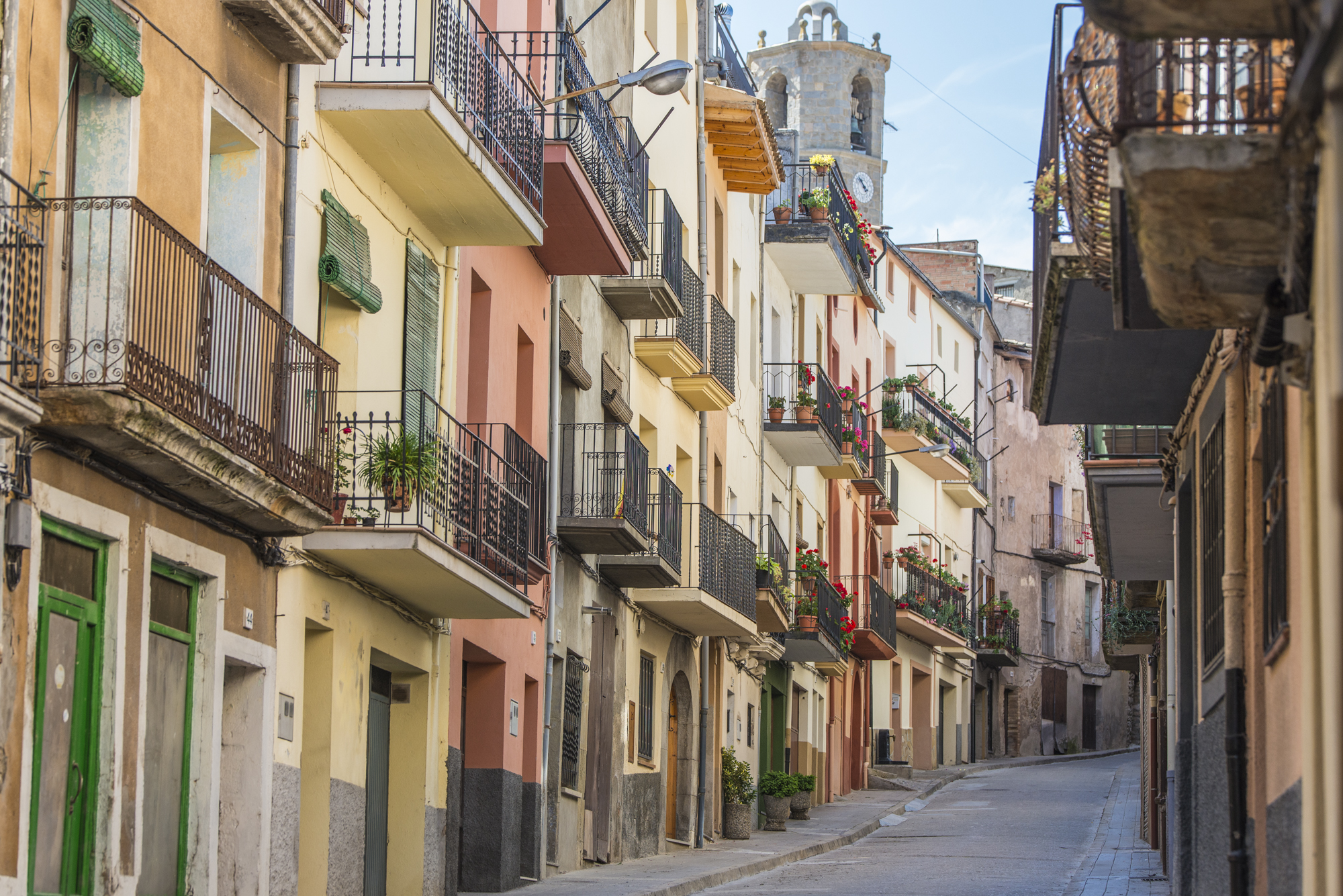 Vistes del Carrer Major i el campanar de Sant Andreu